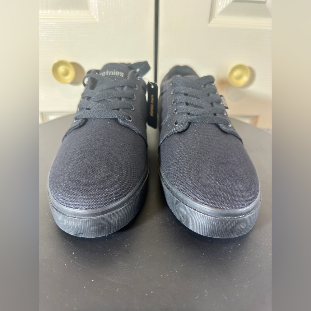 NWOB Authentic Etnies Skater Men's Black Lace-up Shoes Size 9